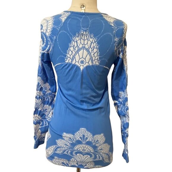 Athleta Blue White Tattoo Twist Seamless Top Medium M - Picture 5 of 10